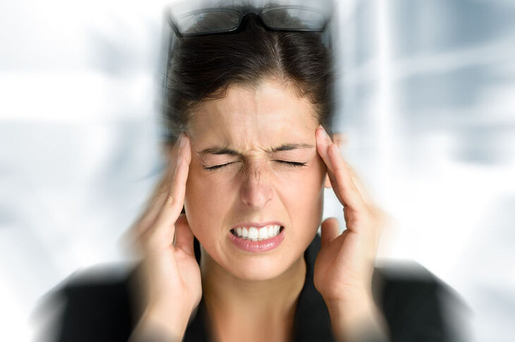 Kobieta cierpiąca z powodu migreny