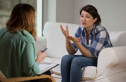 Zdenerwowana kobieta podczas rozmowy z terapeutą