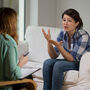 Zdenerwowana kobieta podczas rozmowy z terapeutą
