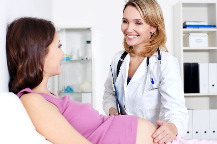 Kobieta w ciąży podczas konsultacji lekarskiej