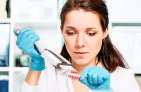 Kobieta w laboratorium badająca próbki krwi