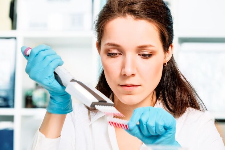Kobieta w laboratorium badająca próbki krwi
