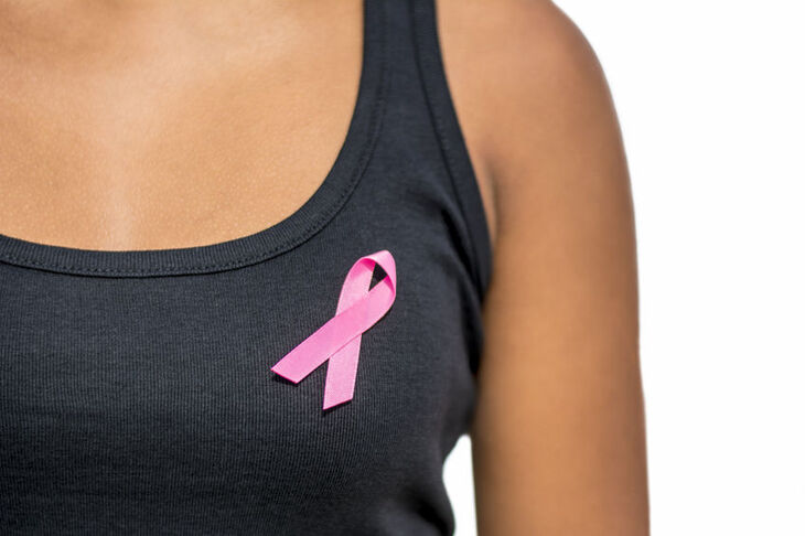 Różowa kokardka na koszulce symbolizująca walkę z rakiem 