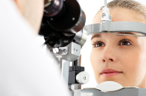 Kobieta podczas laserowego badania wzroku