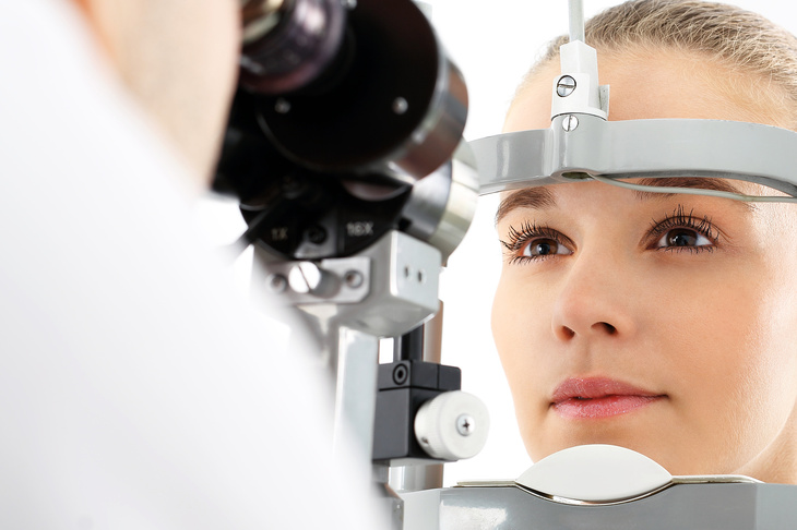 Kobieta podczas laserowego badania wzroku