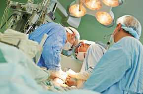 Chirurdzy wykonujący przeszczep