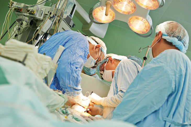 Chirurdzy wykonujący przeszczep