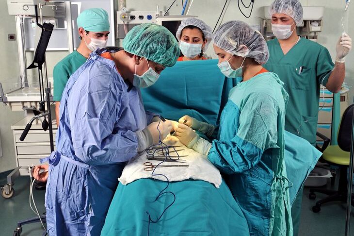 Operacja pacjenta z zapaleniem otrzewnej