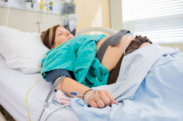 Kobieta w szpitalu w czasie porodu