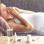 Kobieta w ciąży pijąca syrop