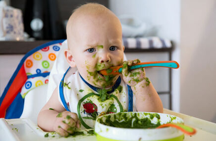 Dziecko jedzące szpinak