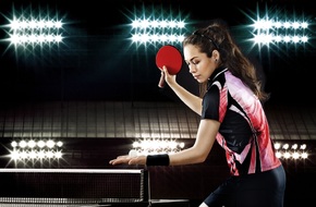 Kobieta w sportowym stroju grająca w tenisa stołowego