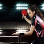 Kobieta w sportowym stroju grająca w tenisa stołowego