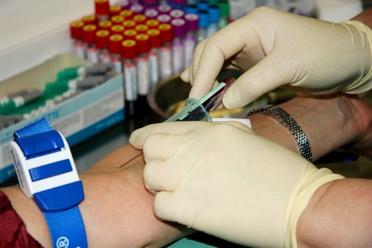 Osoba podczas pobierania próbki krwi