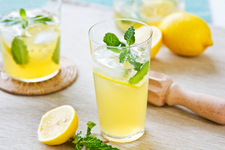 Lemoniada z cytryny, lodu i mięty