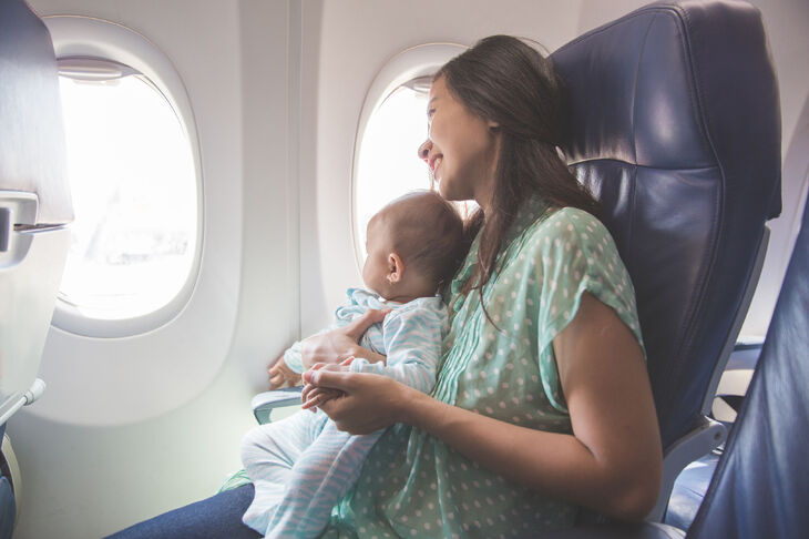 Kobieta z dzieckiem w samolocie 
