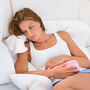 Kobieta w zaawansowanej ciąży trzymająca się za podbrzusze