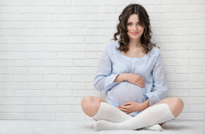 Kobieta w zaawansowanej ciąży w czasie badania