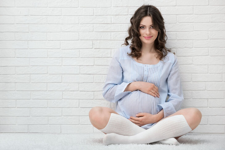 Kobieta w zaawansowanej ciąży w czasie badania