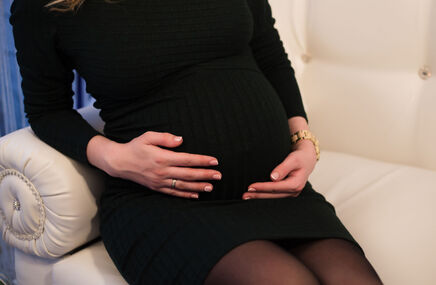 Kobieta w ciąży czekająca na badanie