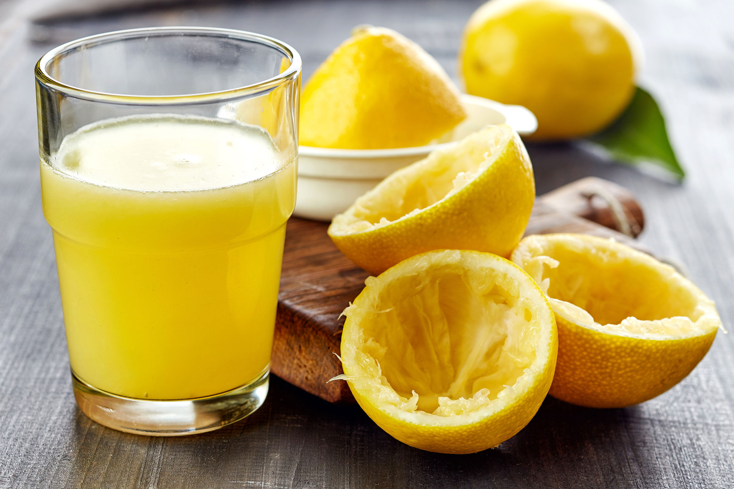 Сок лимона отзывы. Лимонный Фреш. Лемон Джус. Сок Lemon Fresh. Свежевыжатый лимонный сок.