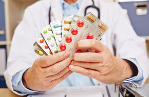 Lekarz trzymający blistry z tabletkami