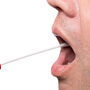 Mężczyzna pobierający próbkę wydzieliny z ust za pomocą specjalnego patyczka