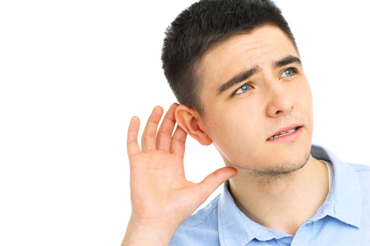 Mężczyzna z problemem zapalenia błędnika w uchu