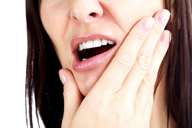 Osoba z dolegliwościami w jamie ustnej