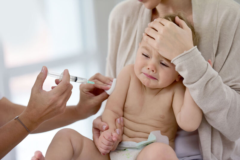 Dziecko w czasie szczepienia