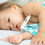 Osłabione dziecko z termometrem pod pachą