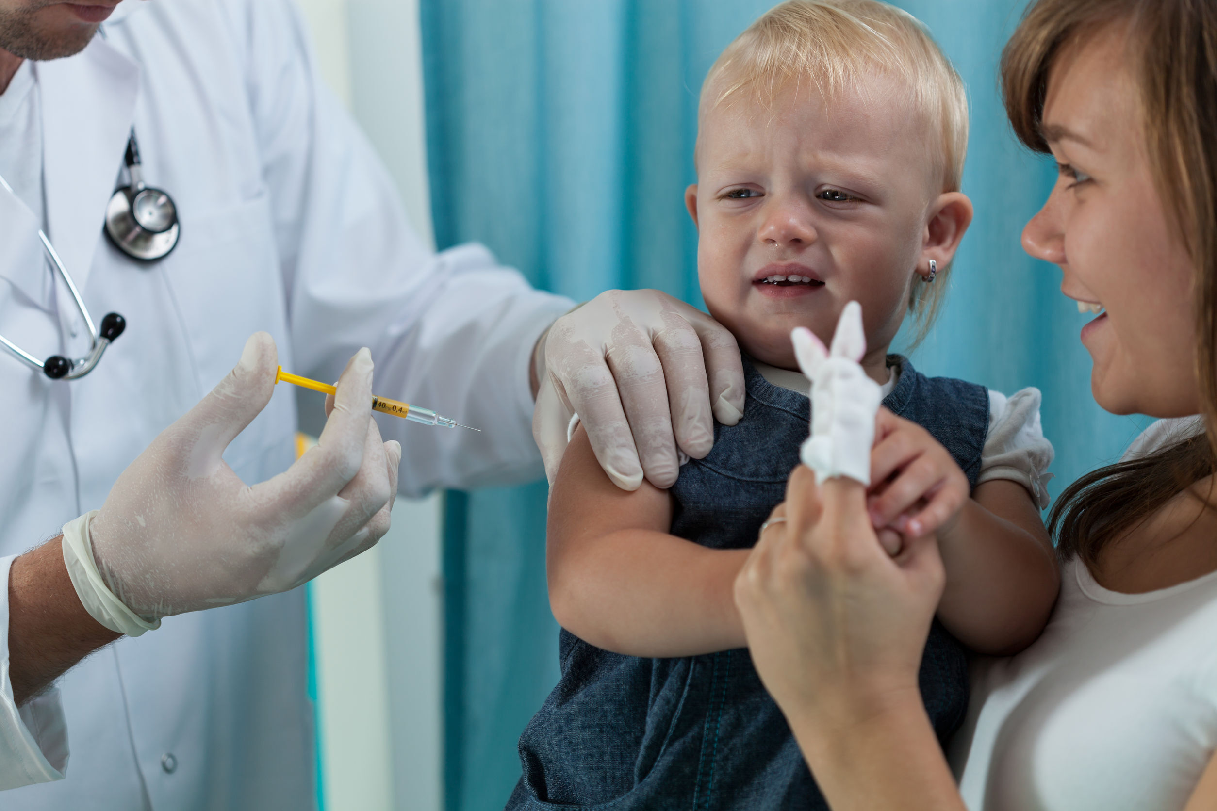 В садике делают прививку. Вакцинация маленьких детей. Уколы детям. Уеол малеткого пеьенка. Прививки и уколы детям.