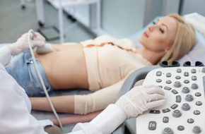 Kobieta podczas badania ultrasonografem u ginekologa