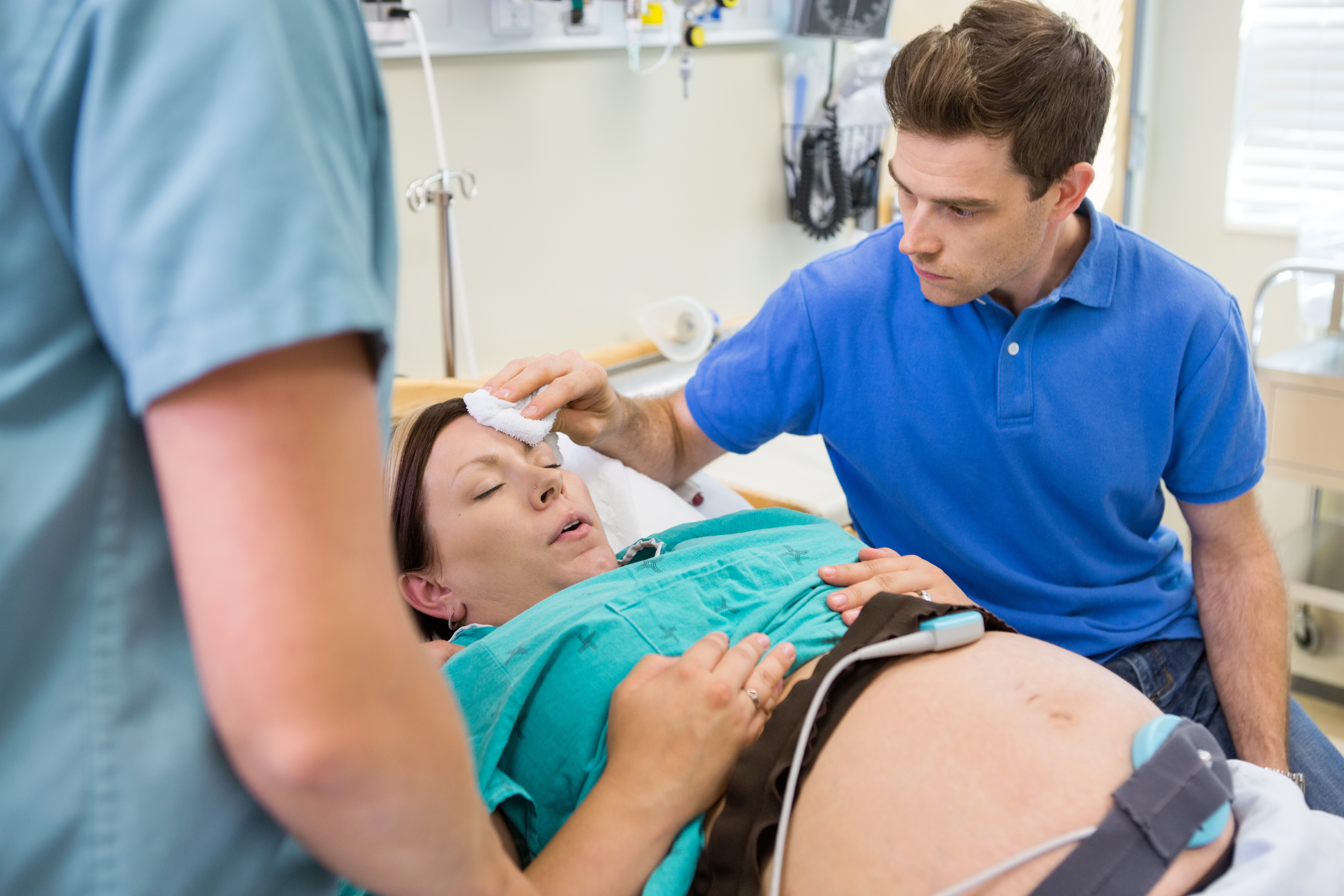 Пациент насколько. Рождение ребенка потуги. Процесс рожденияребёнка. Роженица в родильном зале.