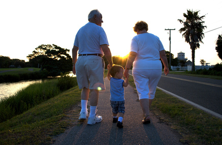 Dziadkowie idący z wnuczkiem za ręce