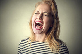 Zdenerowowana kobieta z otwartymi ustami podczas krzyku