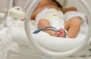 Dziecko po porodzie przez cesarskie cięcie
