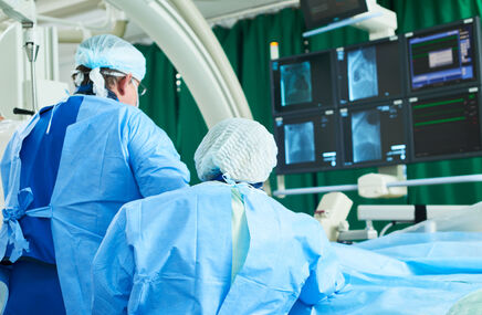Lekarz podczas zabiegu na sali operacyjnej 