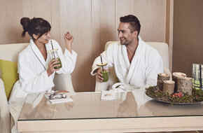 Kobieta i mężczyzna przygotowują się do aromaterapii